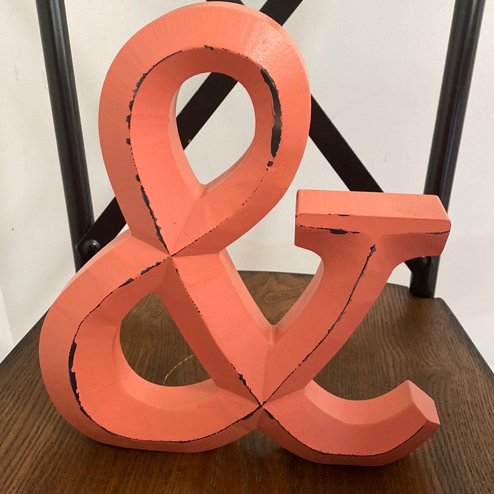 Distress & wooden decor ampersand sign
